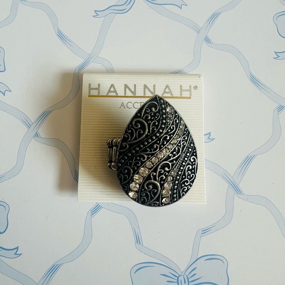 NWT Hannah Black and Silver Tone Teardrop Stretch Ring✨